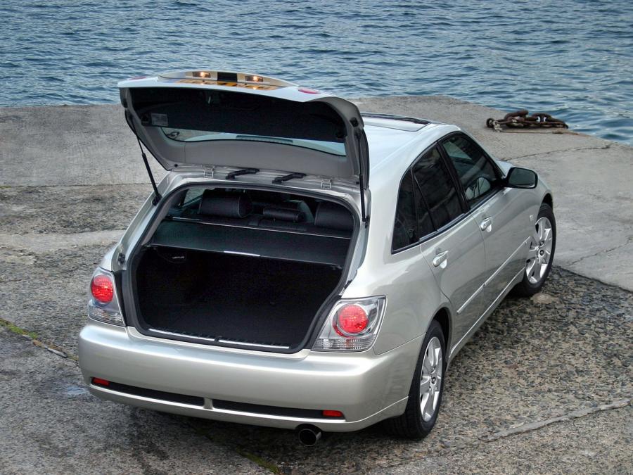  Lexus IS200 SportCross 2002 года  (UK) (фото 4 из 5)